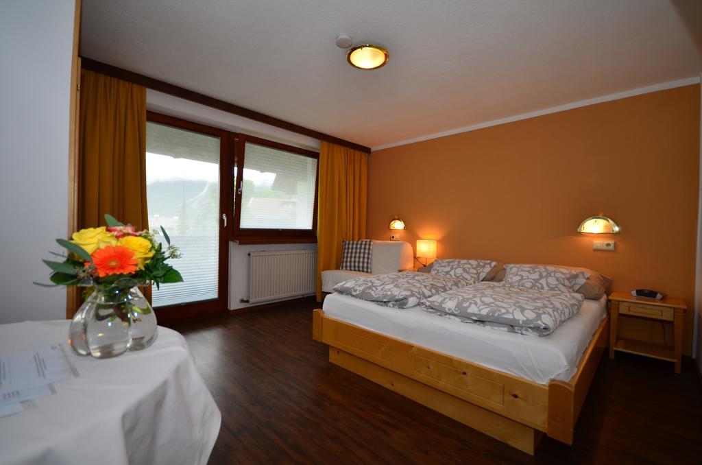 Hotel Haus Bergfrieden Lermoos Habitación foto